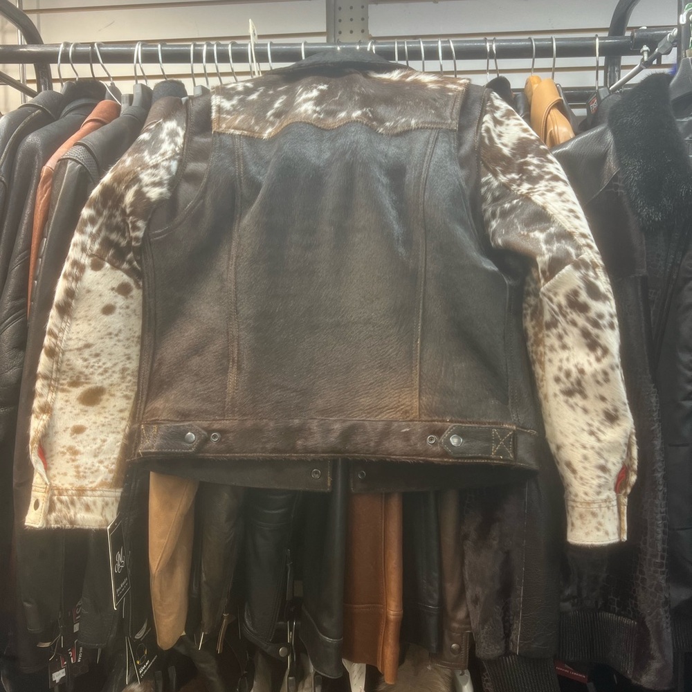 Men's Cowhide Jacket with Black and Brown Accents - Picture 3 of 4